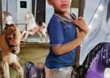 Un niño con autismo monta un caballo de carrusel.