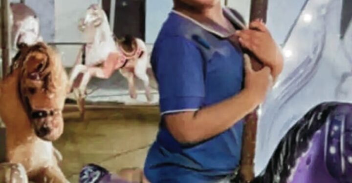 Un niño con autismo monta un caballo de carrusel.