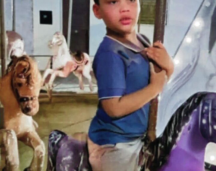 Un niño con autismo monta un caballo de carrusel.