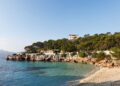 Villa con vista a una playa aislada en Cala Ratjada, Mallorca.