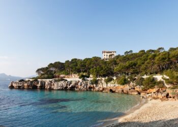 Villa con vista a una playa aislada en Cala Ratjada, Mallorca.