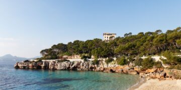 Villa con vista a una playa aislada en Cala Ratjada, Mallorca.