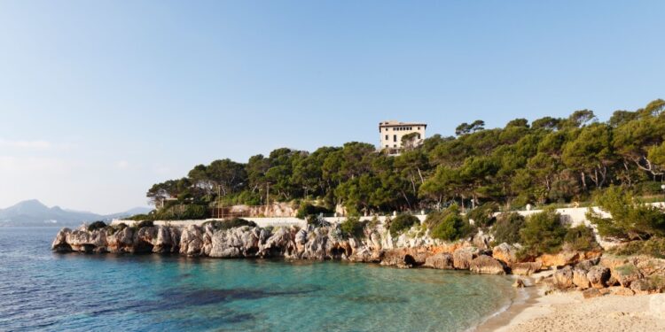 Villa con vista a una playa aislada en Cala Ratjada, Mallorca.