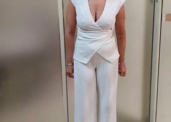 Foto de reserva de Charlotte May Lee en un traje de pantalón blanco.