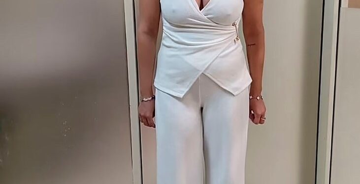 Foto de reserva de Charlotte May Lee en un traje de pantalón blanco.