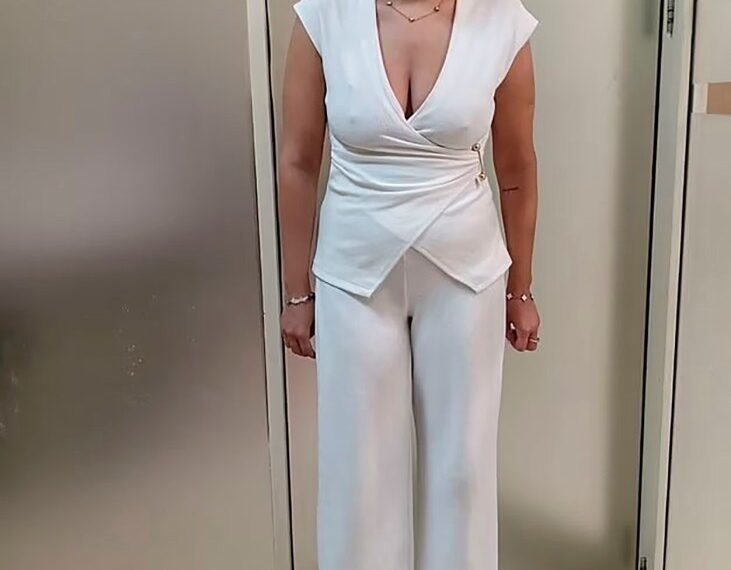 Foto de reserva de Charlotte May Lee en un traje de pantalón blanco.