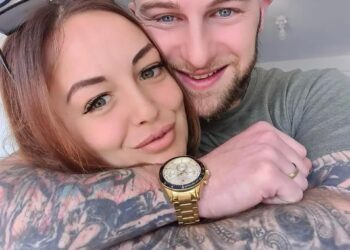 Foto de una pareja abrazada.