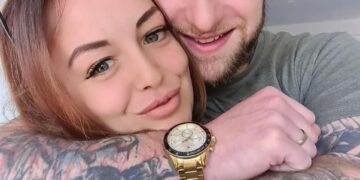 Foto de una pareja abrazada.