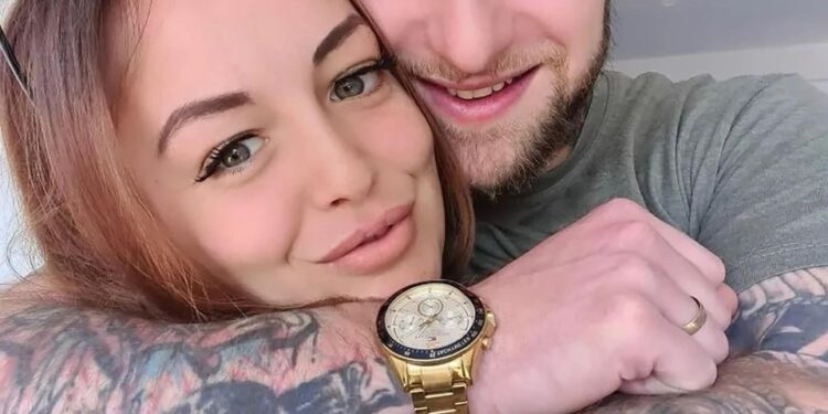 Foto de una pareja abrazada.