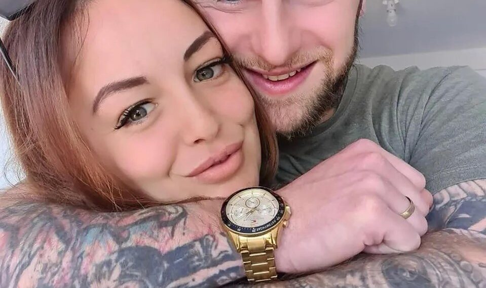 Foto de una pareja abrazada.