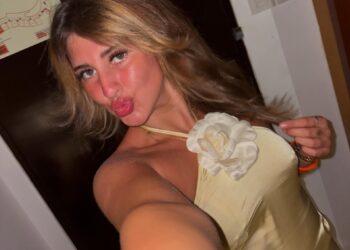 Selfie de una mujer con un vestido de color amarillo pálido.