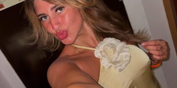 Selfie de una mujer con un vestido de color amarillo pálido.