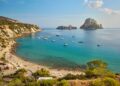 Bay de Cala D'H' Hort en Ibiza, España, con botes y las islas de Es Vedrà y Es Vedranell.