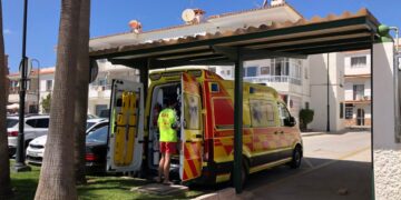 Ambulancia estacada en mucho.