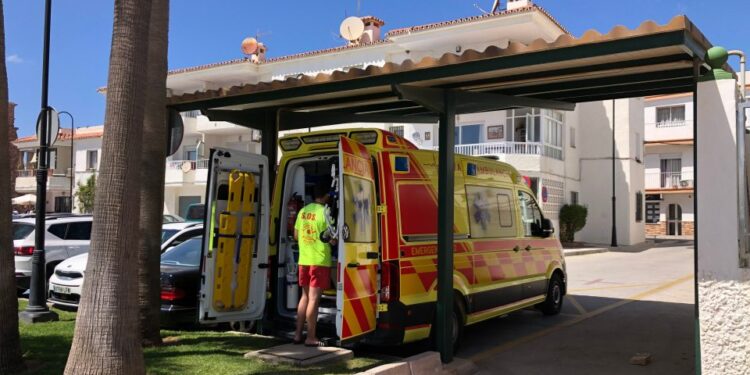 Ambulancia estacada en mucho.