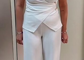 Charlotte May Lee en un traje de pantalón blanco.