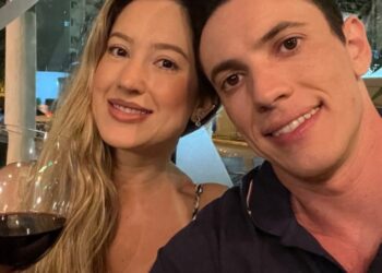 Pareja tomando una selfie en un restaurante.