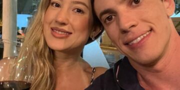 Pareja tomando una selfie en un restaurante.