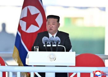 Kim Jong Un observando ejercicios militares.