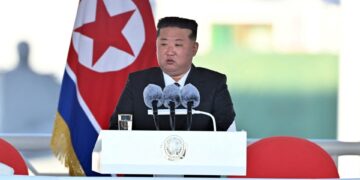 Kim Jong Un observando ejercicios militares.