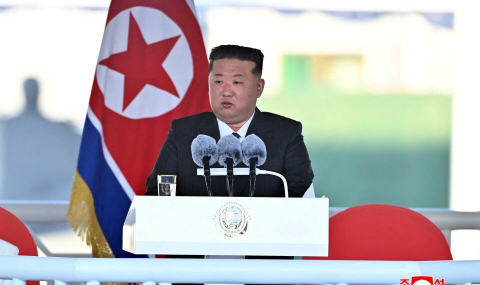 Kim Jong Un observando ejercicios militares.