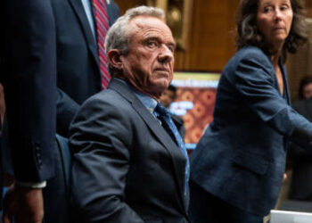 El Secretario del HHS, Robert F. Kennedy Jr., llega para testificar durante una audiencia del Comité de Salud, Educación, Laboramiento y Pensiones del Senado en el edificio de Dirksen el 14 de mayo de 2025.