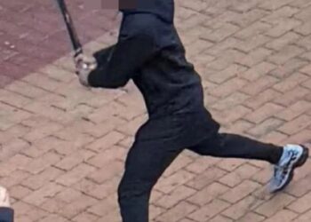 Persona empuñando un cuchillo en un centro comercial de Melbourne.