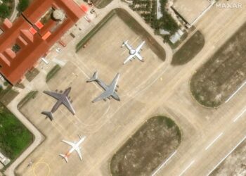 Vista aérea de múltiples aviones estacionados en una pista.
