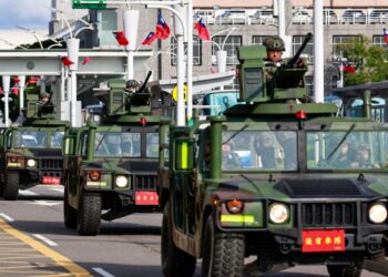 Vehículos blindados taiwaneses en una carretera.