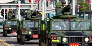 Vehículos blindados taiwaneses en una carretera.