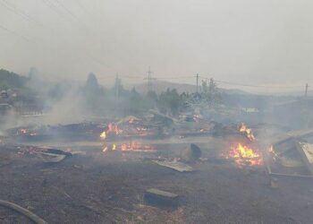 Quemados restos de una casa después de un incendio.