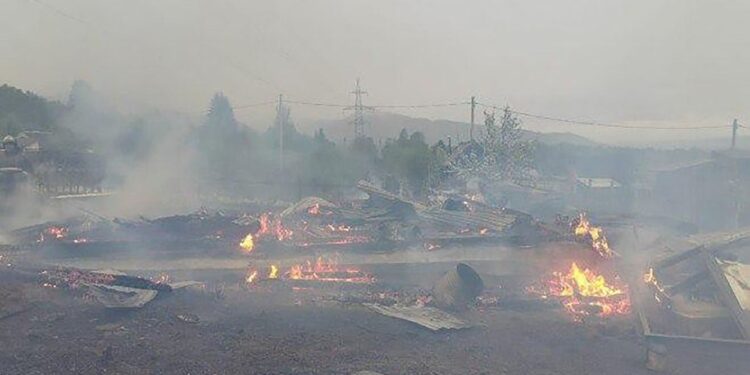 Quemados restos de una casa después de un incendio.
