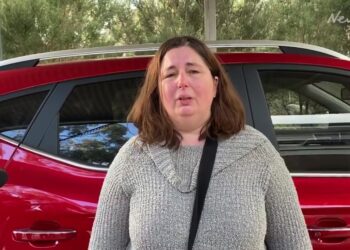 Mujer que da una entrevista, visiblemente molesta.