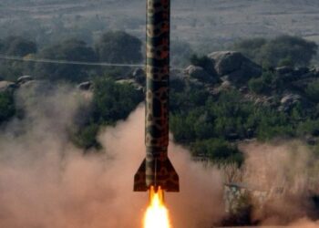 EPA02503592 Una imagen de folleto lanzada el 21 de diciembre de 2010 por las relaciones públicas de Inter Services Militares Pakistaníes (ISPR) muestra un misil Ballistic de Medio Rango Hatf V (Ghauri) que despegó durante un incendio de prueba desde un lugar no revelado en Pakistán. Pakistán probó con éxito Hatf V, misil balístico de mediano alcance, el 21 de diciembre. El misil balístico de Ghauri es un misil de combustible líquido que puede transportar ojivas nucleares convencionales y nucleares a una distancia de 1300 kms. Uso editorial de EPA / ISPR / Holleut solo sin ventas