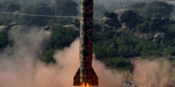 EPA02503592 Una imagen de folleto lanzada el 21 de diciembre de 2010 por las relaciones públicas de Inter Services Militares Pakistaníes (ISPR) muestra un misil Ballistic de Medio Rango Hatf V (Ghauri) que despegó durante un incendio de prueba desde un lugar no revelado en Pakistán. Pakistán probó con éxito Hatf V, misil balístico de mediano alcance, el 21 de diciembre. El misil balístico de Ghauri es un misil de combustible líquido que puede transportar ojivas nucleares convencionales y nucleares a una distancia de 1300 kms. Uso editorial de EPA / ISPR / Holleut solo sin ventas