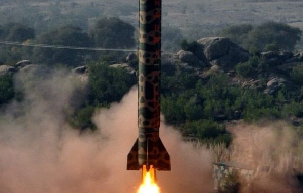 EPA02503592 Una imagen de folleto lanzada el 21 de diciembre de 2010 por las relaciones públicas de Inter Services Militares Pakistaníes (ISPR) muestra un misil Ballistic de Medio Rango Hatf V (Ghauri) que despegó durante un incendio de prueba desde un lugar no revelado en Pakistán. Pakistán probó con éxito Hatf V, misil balístico de mediano alcance, el 21 de diciembre. El misil balístico de Ghauri es un misil de combustible líquido que puede transportar ojivas nucleares convencionales y nucleares a una distancia de 1300 kms. Uso editorial de EPA / ISPR / Holleut solo sin ventas