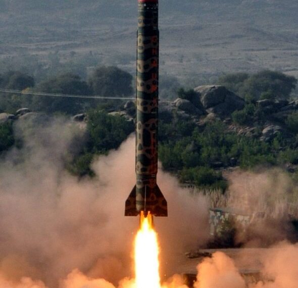 EPA02503592 Una imagen de folleto lanzada el 21 de diciembre de 2010 por las relaciones públicas de Inter Services Militares Pakistaníes (ISPR) muestra un misil Ballistic de Medio Rango Hatf V (Ghauri) que despegó durante un incendio de prueba desde un lugar no revelado en Pakistán. Pakistán probó con éxito Hatf V, misil balístico de mediano alcance, el 21 de diciembre. El misil balístico de Ghauri es un misil de combustible líquido que puede transportar ojivas nucleares convencionales y nucleares a una distancia de 1300 kms. Uso editorial de EPA / ISPR / Holleut solo sin ventas