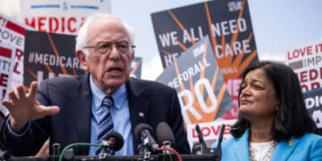 El senador Bernie Sanders habla junto con la representante Pramila Jayapal durante una conferencia de prensa fuera del Capitolio de los Estados Unidos el 17 de mayo de 2023 en Washington, DC