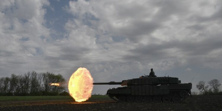 El equipo de tanques ucraniano disparando un tanque de leopardo 2a4.