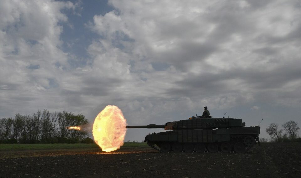El equipo de tanques ucraniano disparando un tanque de leopardo 2a4.