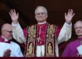 Papa Leo XIV que aparece en el balcón del Vaticano.