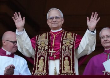 Papa Leo XIV que aparece en el balcón del Vaticano.