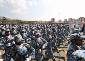 Soldados iraníes marchando en un desfile militar.