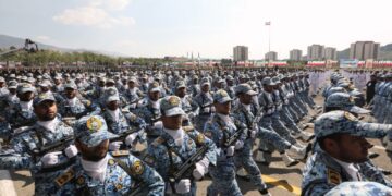 Soldados iraníes marchando en un desfile militar.
