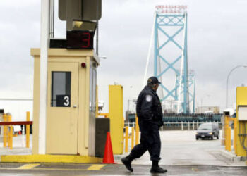 Los vehículos ingresan a los Estados Unidos desde Canadá en todo el Puente de Embajadores en un puerto de entrada de aduanas de los Estados Unidos el 13 de diciembre de 2004 en Detroit, Michigan.