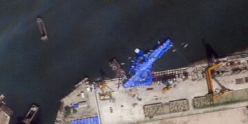 Imagen satelital de un buque de guerra norcoreano cubierto con una lona azul en un astillero.