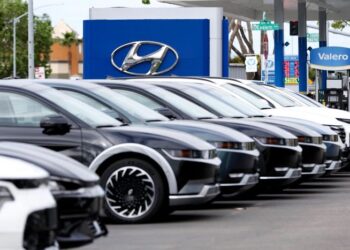 Cox Automotive dice que los aranceles impactaron los precios de los automóviles al por mayor de los autos en abril