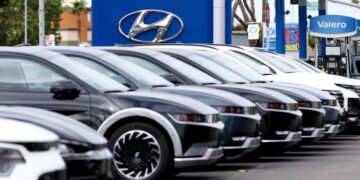 Cox Automotive dice que los aranceles impactaron los precios de los automóviles al por mayor de los autos en abril