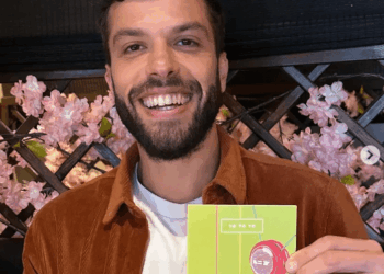 Hombre sosteniendo una tarjeta temática de yo-yo.