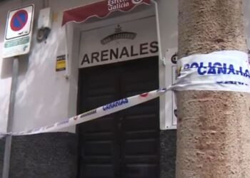 Policía cinta adhesiva a través de la entrada de un bar.